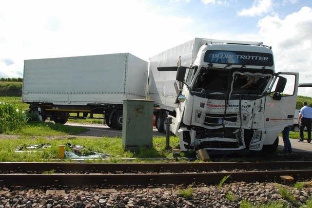 Jechtingen: Lastwagen prallt gegen S-Bahn