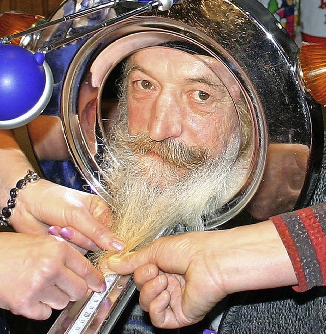 18,5 Zentimeter brachte Martin Hofmeier (Lenzkirch) als Maß der Dinge ein. | Foto: Hans-Jochen Köpper 18,5 Zentimeter brachte Martin Hofmeier (Lenzkirch) als Maß der Dinge ein. | Foto: Hans-Jochen Köpper