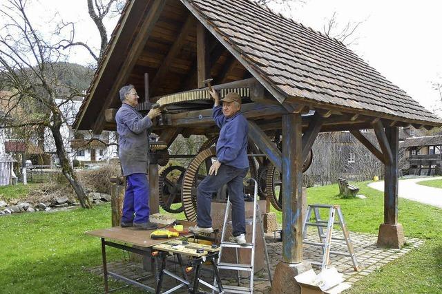 Das alte Rderwerk nahe der Glatzenmhle tritt in Aktion