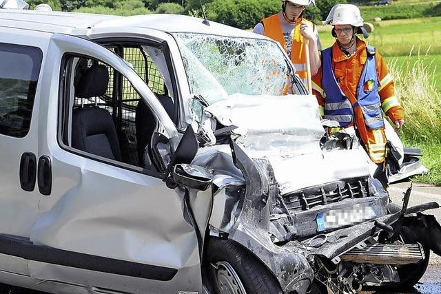 Citron-Fahrer prallt frontal gegen Lastwagen
