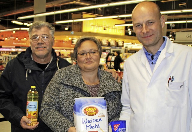 Harald Hhn (von links), Christel Camp...n Teil mehr fr den Tafelladen kaufen.  | Foto: R. Reimann