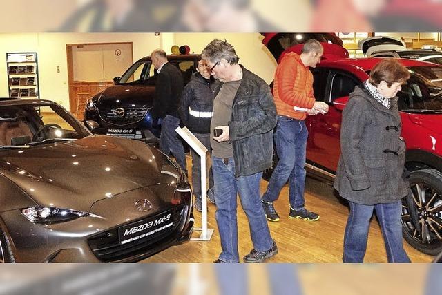Autofans fahren auf Technik, Platz und Farbe ab