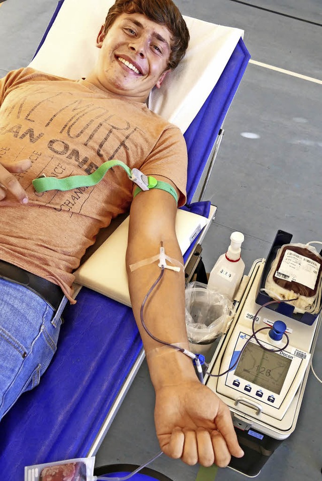 Entspannter Neuling beim Blutspenden: ...in den Beutel auf der Blutmischwaage. | Foto: Ellen Dobler/Silas Schwab Entspannter Neuling beim Blutspenden: ...in den Beutel auf der Blutmischwaage. | Foto: Ellen Dobler/Silas Schwab