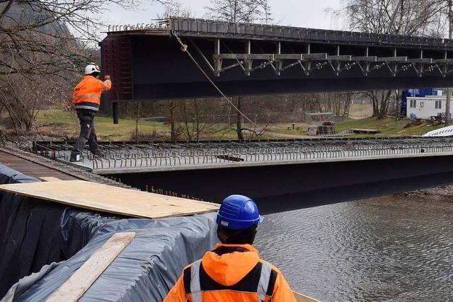 Die neue Wiesebrcke ist in Maulburg eingetroffen