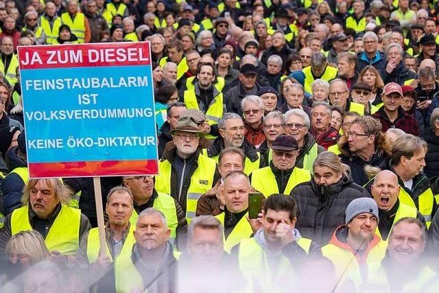 Hunderte demonstrieren in Stuttgart gegen Diesel-Fahrverbot