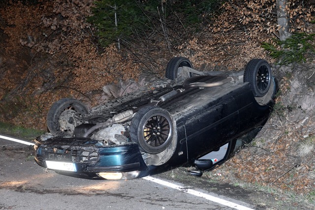 Nach dem Überschlag konnte sich der Fahrer aus dem Auto befreien. | Foto: Wolfgang Künstle Nach dem Überschlag konnte sich der Fahrer aus dem Auto befreien. | Foto: Wolfgang Künstle