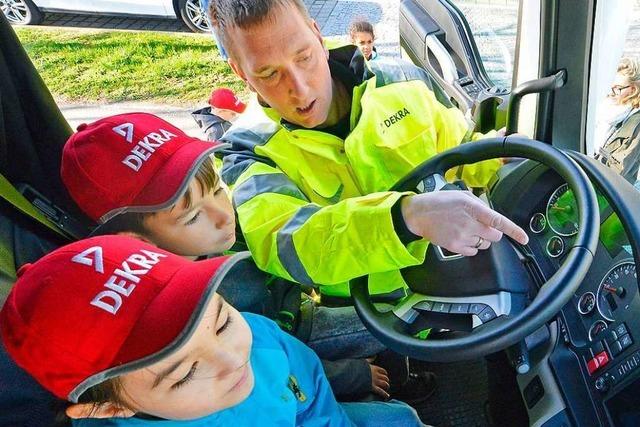 Im Lkw-Fhrerhaus erleben Viertklssler, wie gefhrlich der Tote Winkel ist