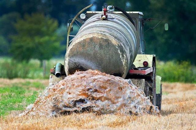 Elfjhriger mit Traktor und Gllefass unterwegs