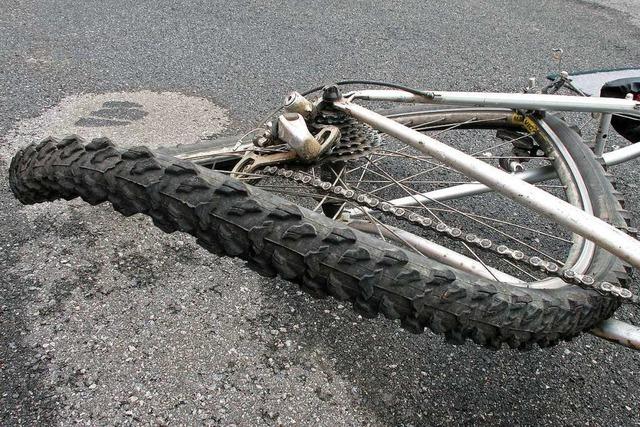 Radler wird in Freiburg-Sthlinger von Radlern zu Fall gebracht und verfolgt sie bis nach Hause