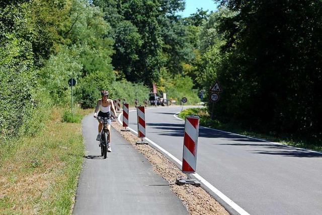 Warnbaken trennen als Notbehelf Autos und Radfahrer zwischen Umkirch und Gottenheim