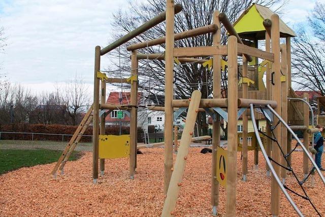 Der Spielplatz an der Schnbergschule hat neue Spielgerte