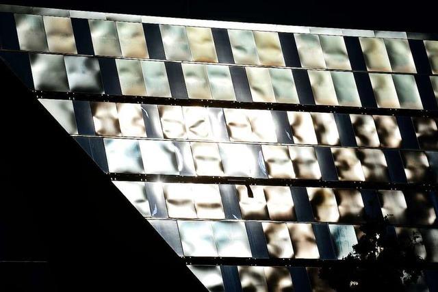 Bei den Arbeiten an der UB-Fassade fehlt nun nur noch eine Seite