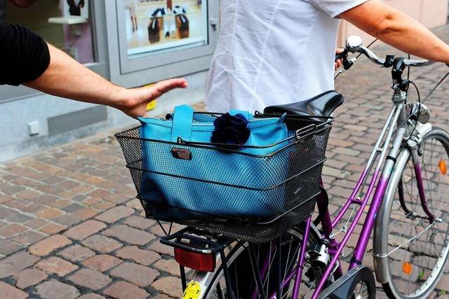 Polizei nimmt Taschendiebe beim Tanzbrunnen in der Freiburger Altstadt fest