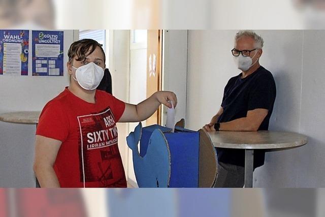 Kinder und Jugendliche geben ihre Stimme ab
