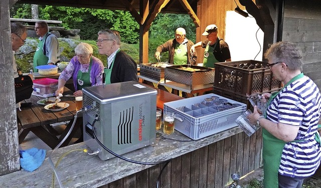 Bestens eingespielt: Selbst bei größer...eim Gugelstüble-Team keine Hektik auf. | Foto: Hans-Jürgen Sackmann Bestens eingespielt: Selbst bei größer...eim Gugelstüble-Team keine Hektik auf. | Foto: Hans-Jürgen Sackmann