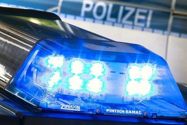 Zwei junge Mnner strzen in der Vrstetter Strae vom Mofa und prallen gegen eine Wand