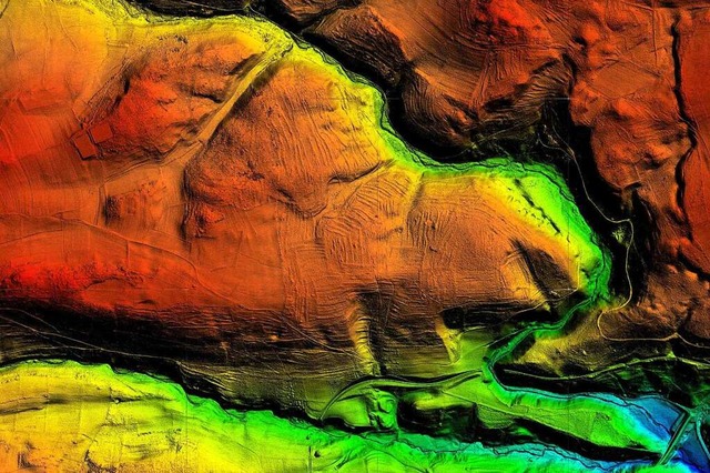 Unter dem Groen Wald auf einem Sporn ...ihrer lnglichen Struktur zu erkennen.  | Foto: Landesamt fr Geoinformation und Lande...LGL)/Landesamt fr Denkmalpflege (LAD)