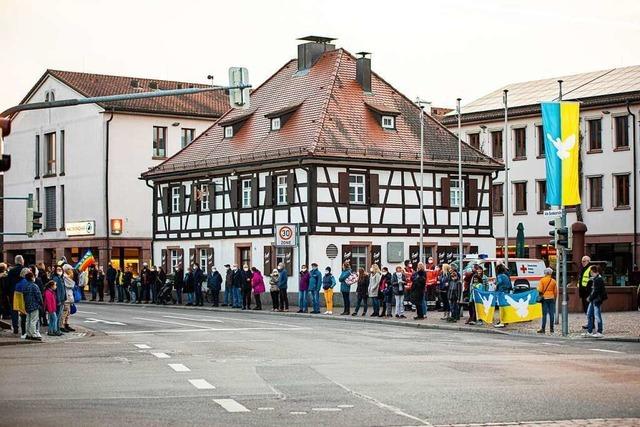 500 Menschen setzen in Gundelfingen Zeichen gegen den Krieg in der Ukraine