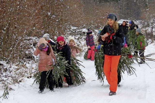 Grundschler schlagen ihren Christbaum