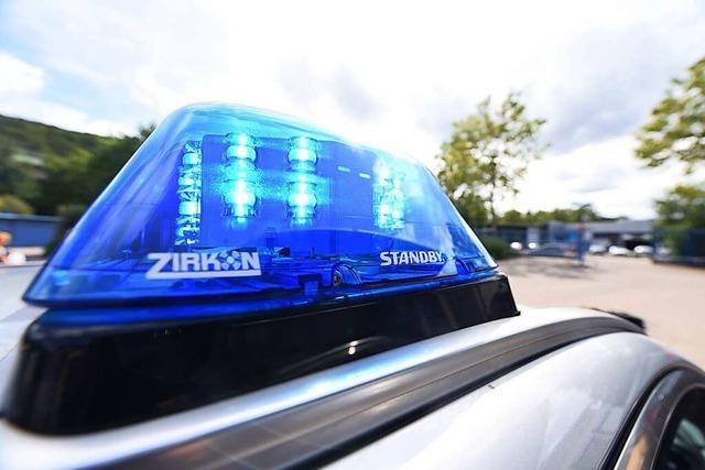 Auto in der Bahnhofstrae mit Steinwurf demoliert
