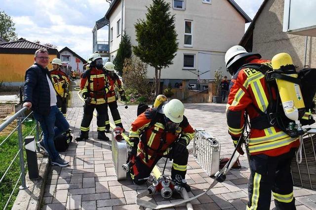 Feuerwehr probt den Ernstfall in dicht bebautem Wohngebiet