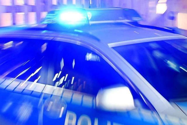 Unfallflucht nach Kollision im Kreisverkehr