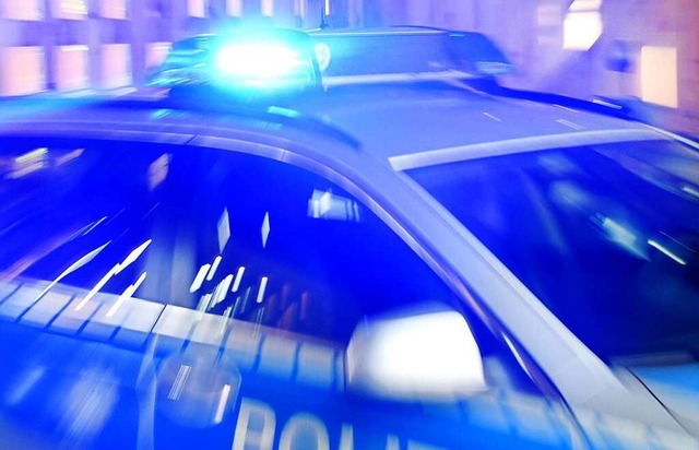 Nach einem Unfall am Mittwochabend zwi...ild) sucht die Polizei etwaige Zeugen. | Foto: Carsten Rehder (dpa) Nach einem Unfall am Mittwochabend zwi...ild) sucht die Polizei etwaige Zeugen. | Foto: Carsten Rehder (dpa)