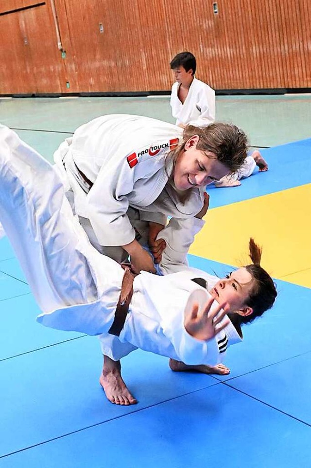 Auch ohne sie sehen zu können bringt ...erin Charlotte Hahne gekonnt zu Boden. | Foto: Markus Zimmermann Auch ohne sie sehen zu können bringt ...erin Charlotte Hahne gekonnt zu Boden. | Foto: Markus Zimmermann