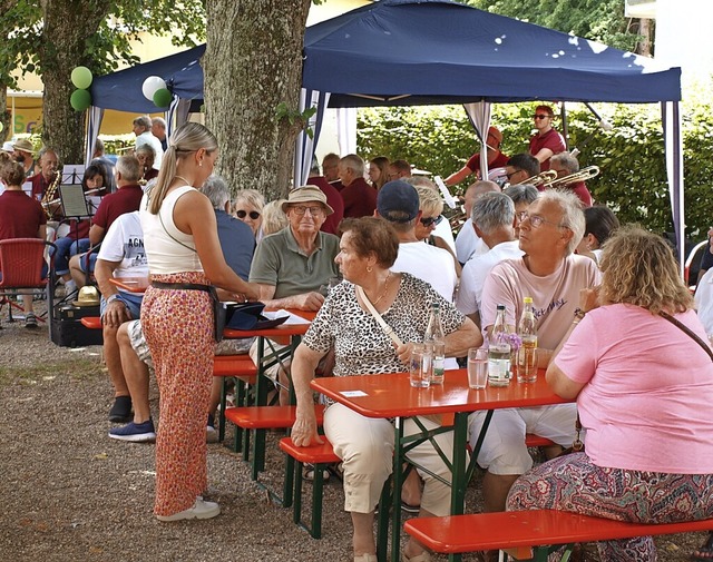 Beim Siedler-Suppenfest waren schattige Pltze besonders gefragt.  | Foto: Paul Schleer