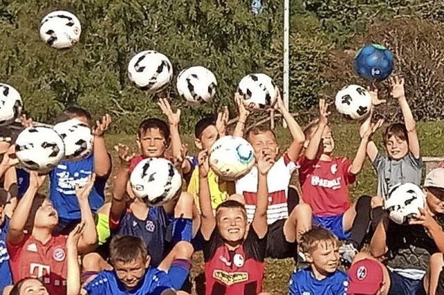 Kinder kicken mit Niels Schlotterbeck