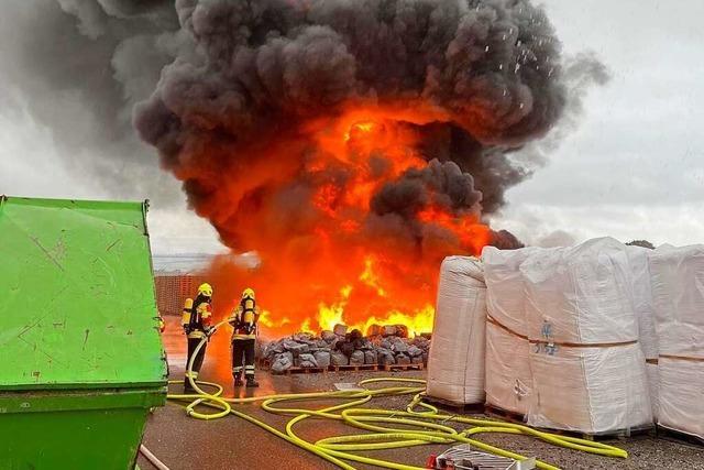Spektakulrer Brand bei Kunststoff-Recyclingbetrieb Graf in Herbolzheim verluft glimpflich