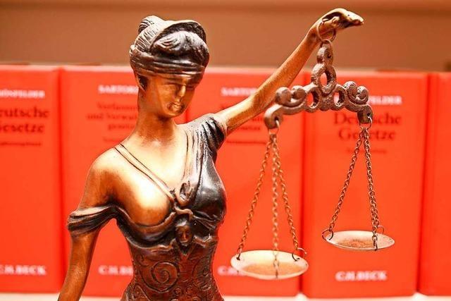 Mgliche Vergewaltigung durch Polizisten: Verteidigung hegt Zweifel an Zeugen