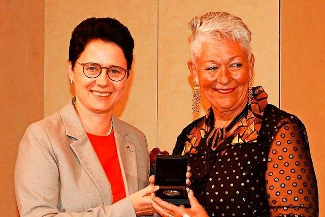 Die Kanadierin Jackie Denyes aus Belleville erhlt die Staufermedaille