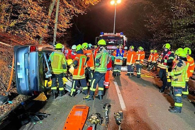 Feuerwehr schneidet Verletzten aus berschlagenem Auto bei Freiamt frei