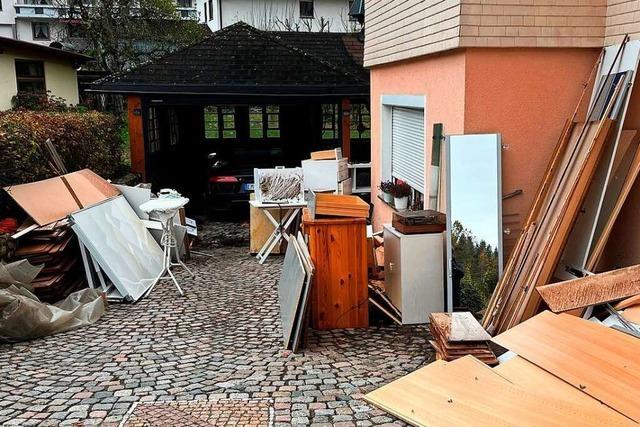 In Elzach laufen Keller, eine Wohnung und ein Luxusauto voll