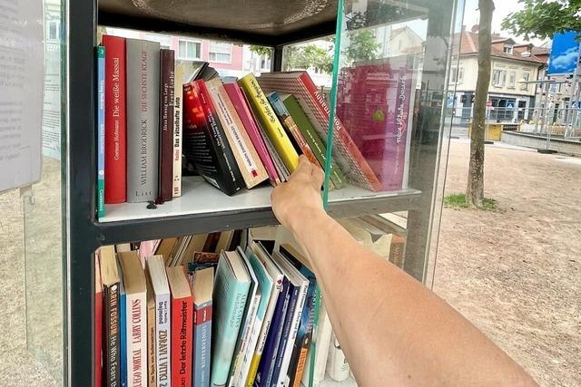 Der Lrracher Hauptfriedhof bekommt einen Bcherschrank