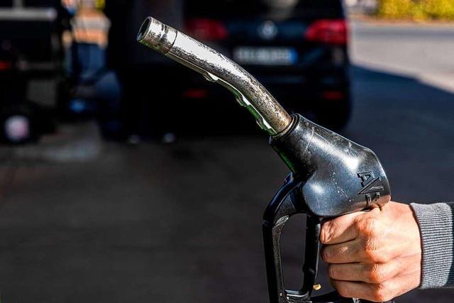 Unbekannter bohrt Lcher in Lkw-Tanks: Diesel versickert in der Erde