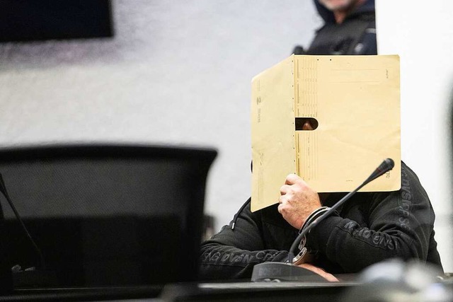 Dem Angeklagten wird vorgeworfen, im M...i Arbeitskollegen erschossen zu haben.  | Foto: Marijan Murat (dpa)