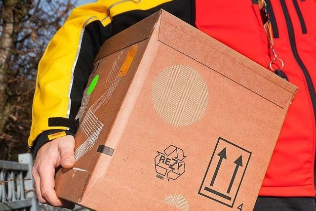 Bote ffnet Pakete und macht sich danach aus dem Staub