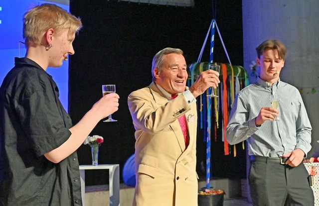 Der kantige Unternehmer Wolfgang Grupp...chüler Ida Ehret und Felix Dörflinger. | Foto: Michael Bamberger Der kantige Unternehmer Wolfgang Grupp...chüler Ida Ehret und Felix Dörflinger. | Foto: Michael Bamberger
