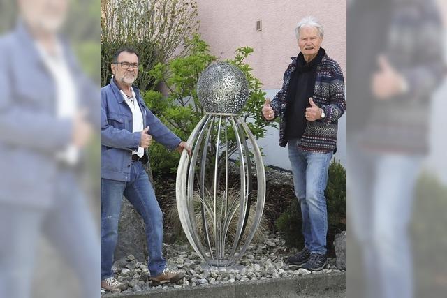 Die Hoffnung strahlt aus dem Inneren der Weltkugel