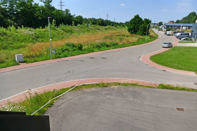 Zwischen der Rheinstraße und dem Lärmschutzwall soll der Aldi-Markt entstehen. | Foto: Ulrich Senf Zwischen der Rheinstraße und dem Lärmschutzwall soll der Aldi-Markt entstehen. | Foto: Ulrich Senf