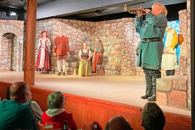 Die Alemannische Bhne Freiburg probte...erinnen und -Inhaber waren live dabei.  | Foto: Karin Kleis