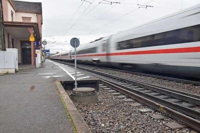 Mann bedrngt und beleidigt eine Frau am Bahnhof Denzlingen und im Zug