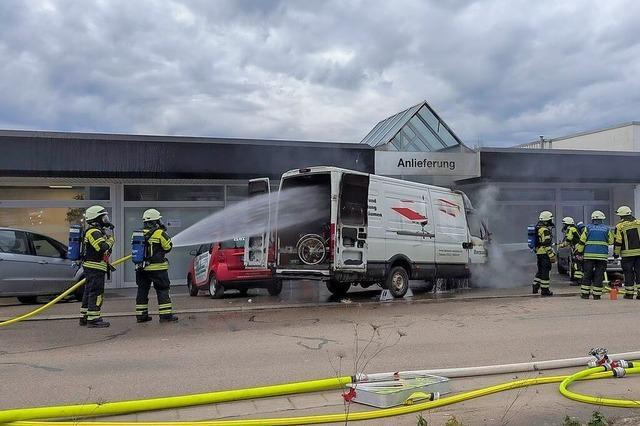 Transporter brennt in Mllheim aus – Feuerwehr verhindert bergreifen der Flammen auf Gebude