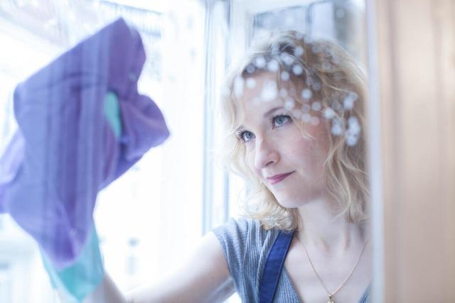 Streifenfreie Scheiben: So gehen Sie beim Fensterputzen vor