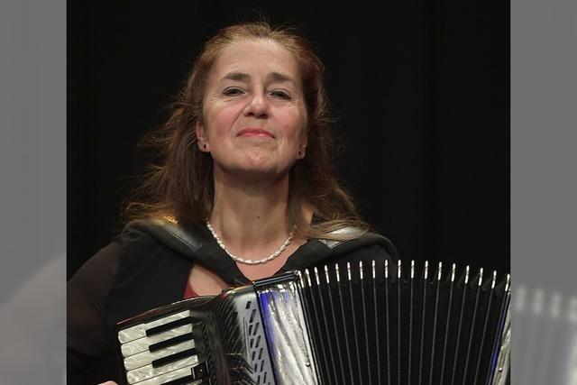 Cordula Sauter spielt im Kammertheater des E-Werk Freiburg ihr neues Programm „… weil wir Menschen sind …“