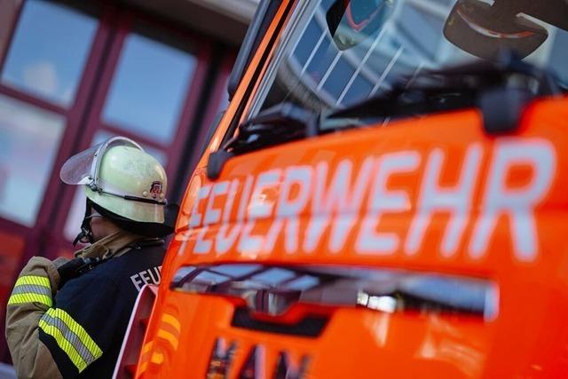 Feuer in Metalltonne greift im Kleinen Wiesental auf Bschung ber