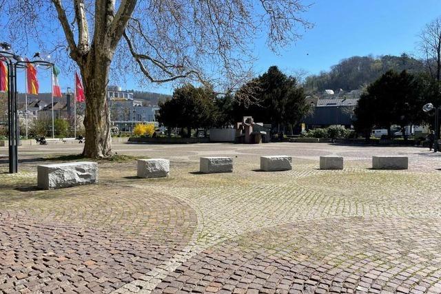 Lrracher Rathaus bekommt Granitblcke vor den Eingang