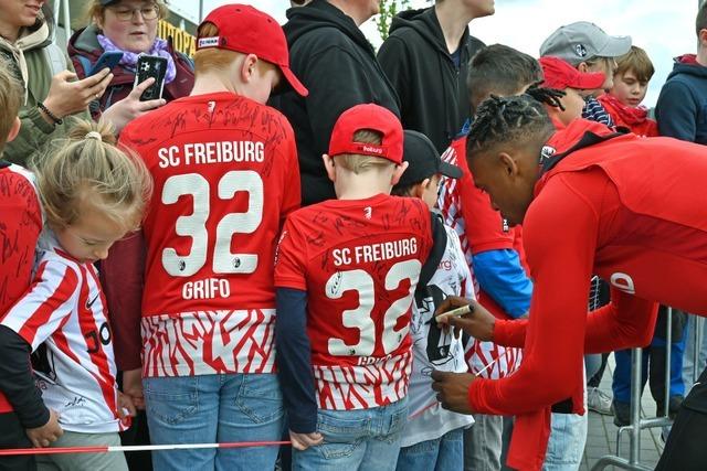 ffentliches Training beim SC Freiburg begeistert junge Fans und Autogrammjger